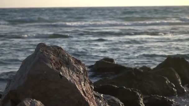 Ondas de cámara lenta estrellándose contra rocas — Vídeos de Stock