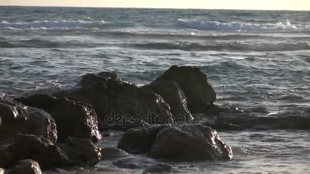 Onde rallentate che si infrangono tra le rocce — Video Stock