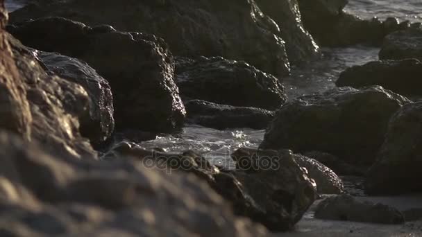 Slow Motion vågorna kraschar mellan Rocky Shore — Stockvideo