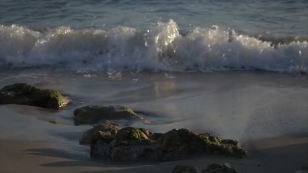 Αργή κίνηση κύματα που σκάνε πάνω από βράχια στην παραλία — Αρχείο Βίντεο