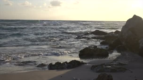 Otrolig solnedgång över stenar på stranden och vågor — Stockvideo