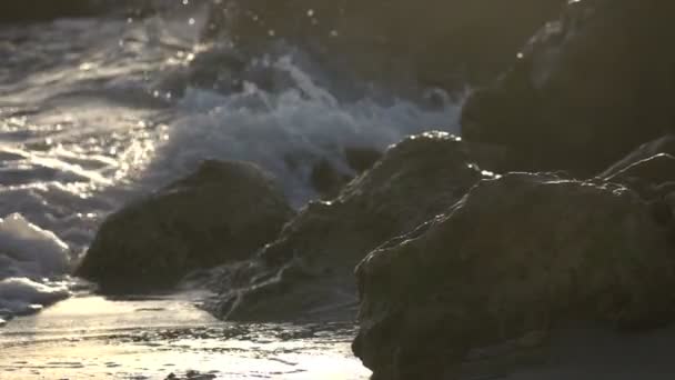 Oscuro Haze Over Slow Motion Waves on Rocks — Vídeo de stock