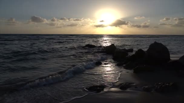 Rocky affleurement peint or du coucher du soleil sur la mer — Video