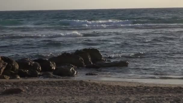 Onde Lentamente Lavarsi Sulle Rocce Sulla Spiaggia — Video Stock