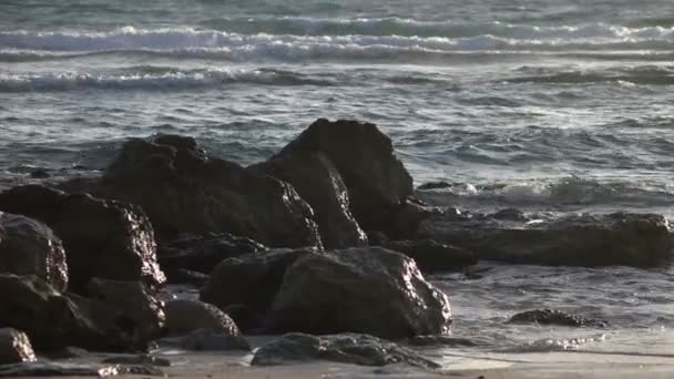Olas que se estrellan lentamente sobre la costa rocosa — Vídeo de stock