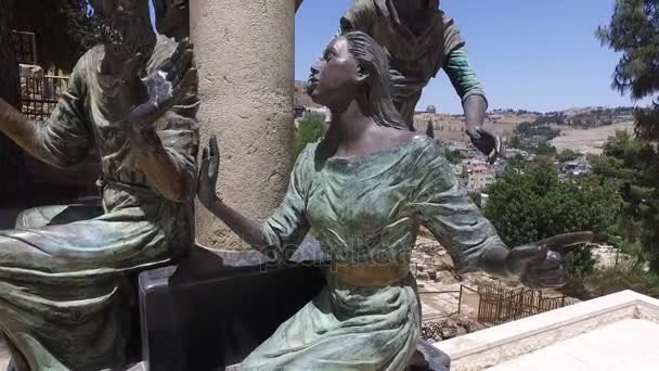 Медленный пан у старых статуй Святого Петра и Служанки — стоковое видео