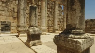 Eski sinagog kalıntıları ayağı etrafında yürüyüş