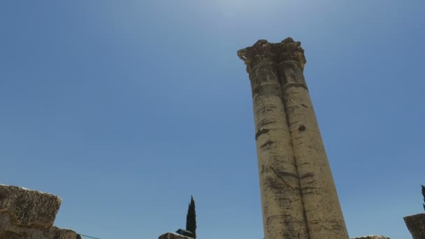 Slow Pan Down Columna masiva en ruinas del antiguo templo — Vídeos de Stock