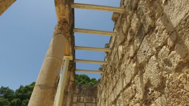 イスラエル共和国の古代シナゴーグの上部をピアリング — ストック動画