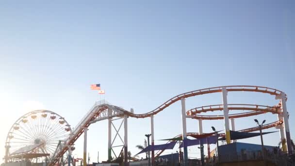 Time Lapse of Rollercoaster en el muelle de Santa Mónica — Vídeo de stock