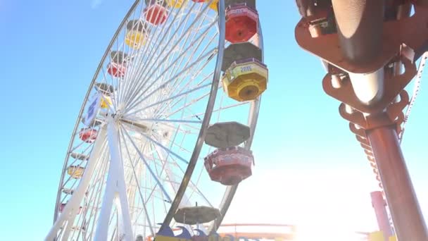 Em pé abaixo de Santa Monica Pier Ferris Wheel como ele gira — Vídeo de Stock