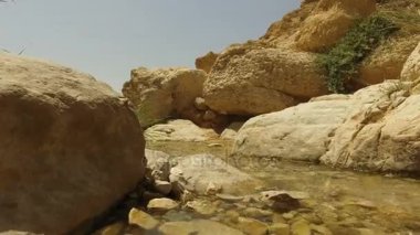 Küçük büyük çöl kayalar ile çalışan akış 