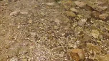 Aşağıdaki köpüklü çöl akışı 