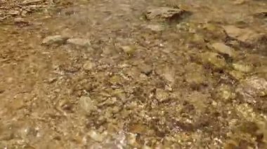 Parlak güneş ışığı altında köpüklü akış 