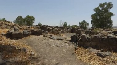 İsrail harap antik kent merkezinde yürürken 