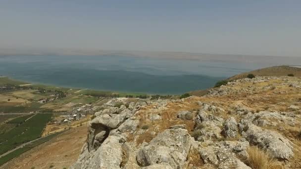 Vidsträckt utsikt från toppen av berget Arbel Galileiska nedan — Stockvideo