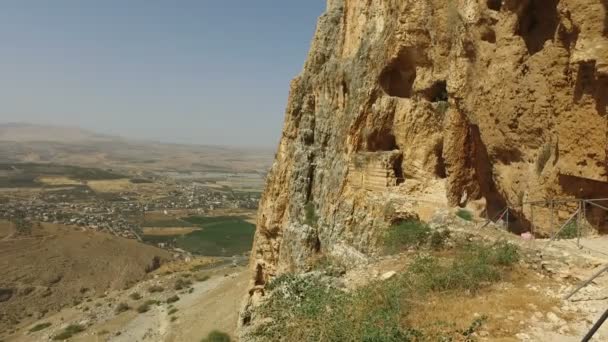 Ampie vedute della valle molto al di sotto della montagna in Israele — Video Stock
