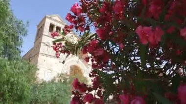 Çiçekli ağaç dalları duran kilise kuleleri