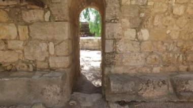 İsrail kilise avluda küçük ağ geçidi üzerinden yürüyüş 