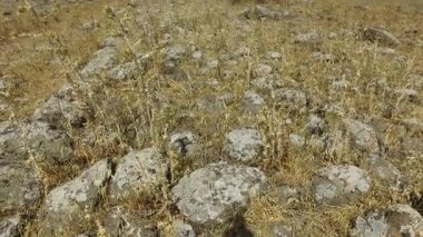 Roman Road üstünde tepe-in antik moloz ayakta 