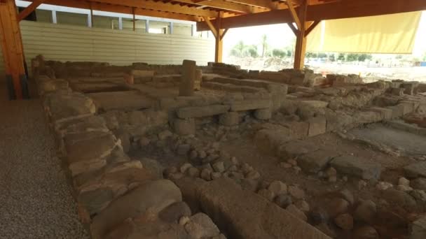 A piedi accanto rovine del Vecchio Tempio in Ombra — Video Stock