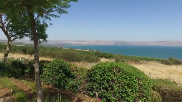 Weidse uitzicht op de zee van Galilea en de omliggende regio met een heldere hemel — Stockvideo