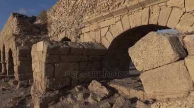 Roma su kemeri Caesarea İsrail sahilde kırık kemer 