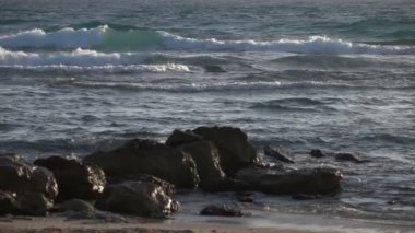 Ağır çekim dalgaları Caesarea İsrail kıyıları