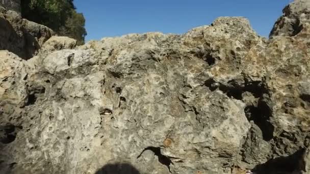 Levantándose lentamente por encima de la roca en la orilla del mar de Galilea en Israel — Vídeo de stock