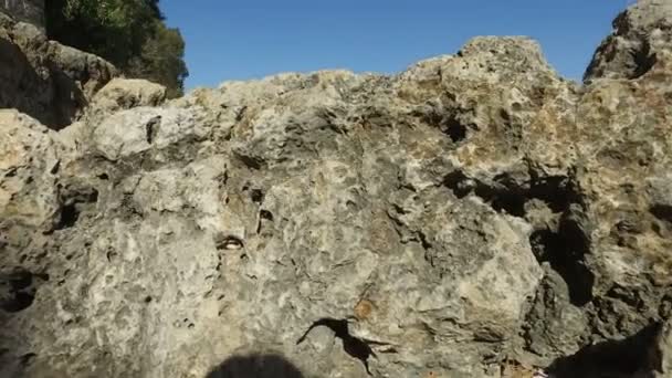 Langsam ansteigend über den Felsen am Ufer des Galiläa-Meeres in Israel — Stockvideo