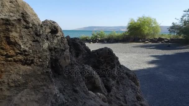 Lenta subida y bajada sobre la roca en la orilla del mar de Galilea en Israel — Vídeos de Stock