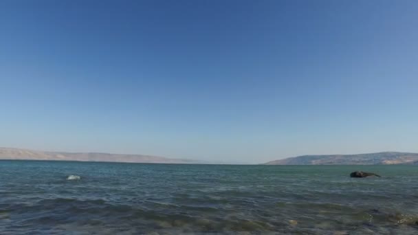 Zpěněné vody Galilejského jezera s jasnou oblohou a obzor — Stock video