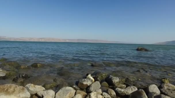 Pan lento a horizonte lejano sobre el mar de Galilea y cielo despejado — Vídeo de stock