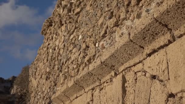Langzame Pan neer massieve restanten van een Romeins aquaduct — Stockvideo