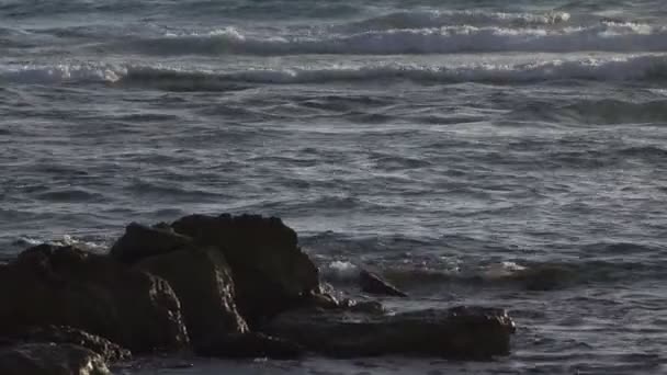 Doux surf de la mer Méditerranée se lavant sur les rochers sur la plage — Video