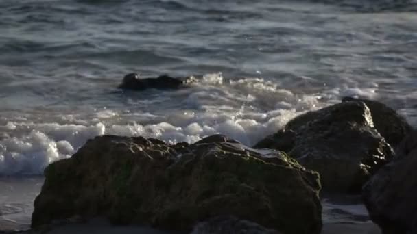 Zeitlupenwellen krachen an Mittelmeerküste gegen Felsen — Stockvideo