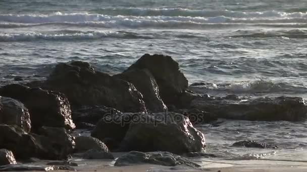 Slow Motion Ocean Surf Alrededor de Rocky Outcrop en Beachhead — Vídeo de stock