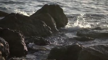 Akdeniz Beach buzlu arasında çökmesini ağır çekim Surf