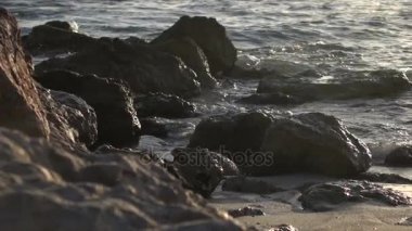 Kayalık fosillerini yavaş dalgalar çökmesini günbatımında 