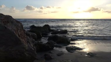Akdeniz Beach üzerinde kayalık fosillerini muhteşem altın saat
