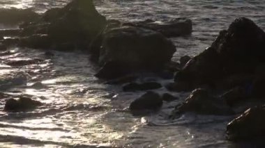 Dalgalar üzerinde kayalık fosillerini Akdeniz Beach yıkama
