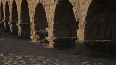 Kum tepeleri antik su kemeri moloz aşağı eğimli