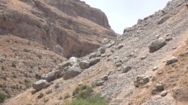 Dağlar ve çöl vadi kenarlarında