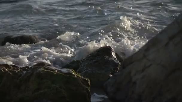 Slow Motion Waves Breaking Over Rocky Shore em Israel — Vídeo de Stock