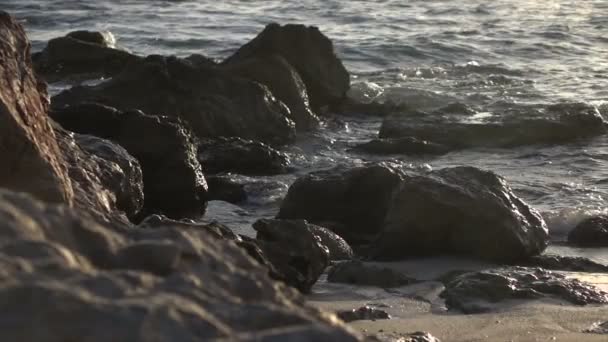 Kayalık fosillerini yavaş dalgalar çökmesini günbatımında — Stok video