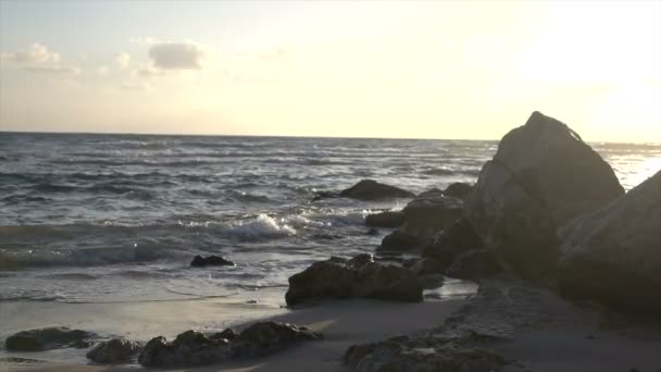 Kayalık fosillerini ağır çekim Ocean Surf üzerinde parlak günbatımı — Stok video