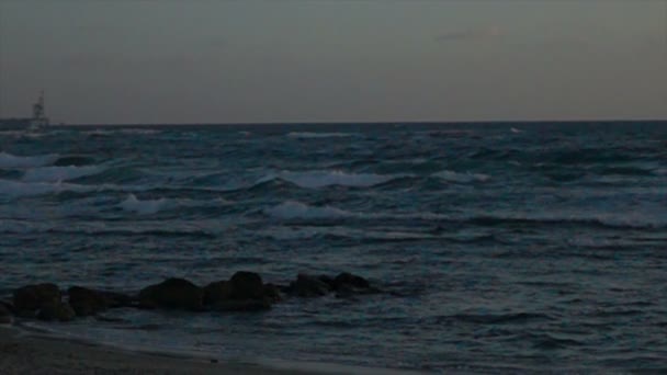 Super Slow Motion fale mycia Over plaży o zmierzchu — Wideo stockowe