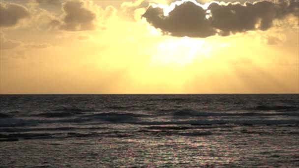 Pôr-do-sol brilhante sobre o mar Mediterrâneo silencioso — Vídeo de Stock