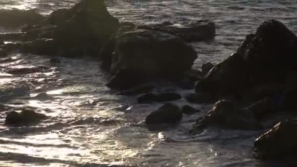 Fale mycia nad skalistym odkrywka na plaży Morza Śródziemnego — Wideo stockowe