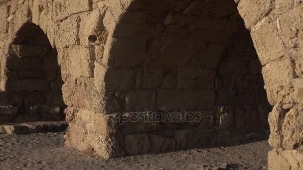 Szerokie łuki pozostałości rzymskiego akweduktu w Izraelu — Wideo stockowe
